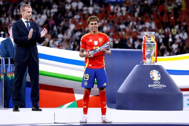 CEFERIN Alexander UEFA Praesident bei der Siegerehrung mit YAMAL Lamine Team Spanien Europameisterschaften 2024 Deutschland EURO 2024 Spiel Finale SPA - ENG 2 : 1 am 14.07.2024 in Berlin DFL REGULATIONS PROHIBIT ANY USE OF PHOTOGRAPHS as IMAGE SEQUENCES and or QUASI-VIDEO Copyright: xLacixPerenyix