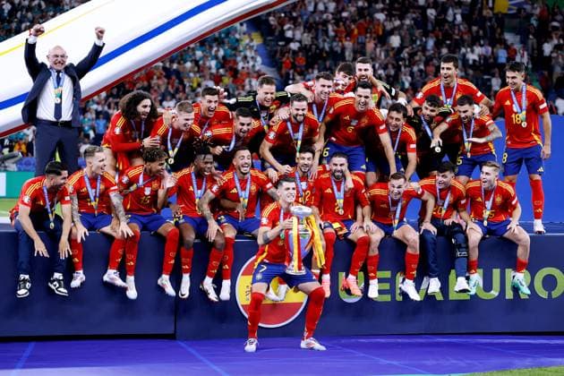 MORATA Alvaro Kapitaen mit seinem Team Spanien bei der Siegerehrung und dem EM Siegerpokal Europameisterschaften 2024 Deutschland EURO 2024 Spiel Finale SPA - ENG 2 : 1 am 14.07.2024 in Berlin DFL REGULATIONS PROHIBIT ANY USE OF PHOTOGRAPHS as IMAGE SEQUENCES and or QUASI-VIDEO Copyright: xLacixPerenyix