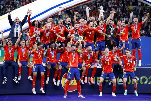 MORATA Alvaro Kapitaen mit seinem Team Spanien bei der Siegerehrung und dem EM Siegerpokal Europameisterschaften 2024 Deutschland EURO 2024 Spiel Finale SPA - ENG 2 : 1 am 14.07.2024 in Berlin DFL REGULATIONS PROHIBIT ANY USE OF PHOTOGRAPHS as IMAGE SEQUENCES and or QUASI-VIDEO Copyright: xLacixPerenyix