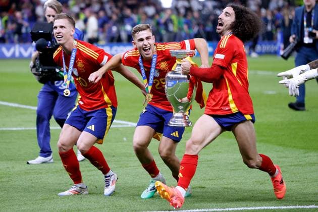 CUCURELLA Marc Team Spanien bei der Siegerehrung mit dem Siegerpokal mit OLMO Dani und VIVIAN Daniel Europameisterschaften 2024 Deutschland EURO 2024 Spiel Finale SPA - ENG 2 : 1 am 14.07.2024 in Berlin DFL REGULATIONS PROHIBIT ANY USE OF PHOTOGRAPHS as IMAGE SEQUENCES and or QUASI-VIDEO Copyright: xLacixPerenyix