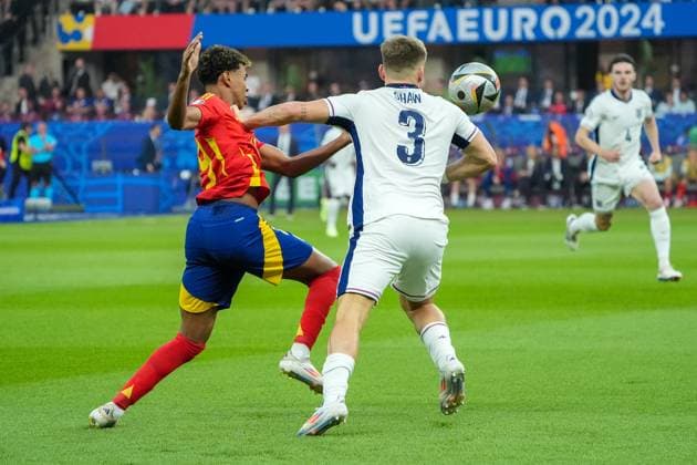 Luke Shaw (England, 03) schiebt Lamine Yamal (Spanien Spain, 19) weg - Berlin 14.07.2024: Spanien vs. England, M51, EURO2024 Finale, Olympiastadion Berlin