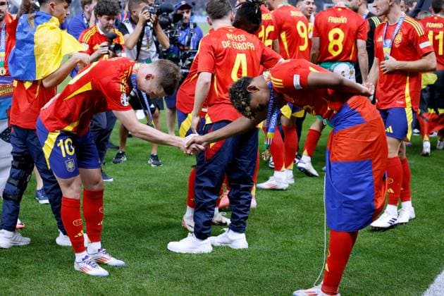 OLMO Dani Team Spanien bei der Siegerehrung mit YAMAL Lamine Europameisterschaften 2024 Deutschland EURO 2024 Spiel Finale SPA - ENG 2 : 1 am 14.07.2024 in Berlin DFL REGULATIONS PROHIBIT ANY USE OF PHOTOGRAPHS as IMAGE SEQUENCES and or QUASI-VIDEO Copyright: xLacixPerenyix