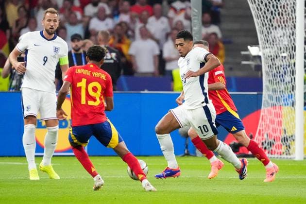 Zweikampf Jude Bellingham (England, 10) gegen Lamine Yamal (Spanien Spain, 19) - Berlin 14.07.2024: Spanien vs. England, M51, EURO2024 Finale, Olympiastadion Berlin