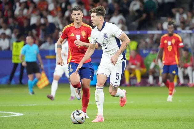 John Stones (England, 05) gegen Alvaro Morata (Spanien Spain, 07) - Berlin 14.07.2024: Spanien vs. England, M51, EURO2024 Finale, Olympiastadion Berlin