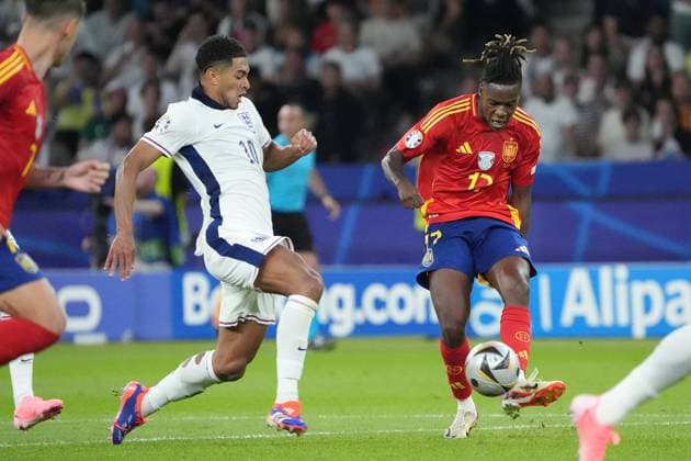 Flanke Nico Williams (Spanien Spain, 17) gegen Jude Bellingham (England, 10) - Berlin 14.07.2024: Spanien vs. England, M51, EURO2024 Finale, Olympiastadion Berlin