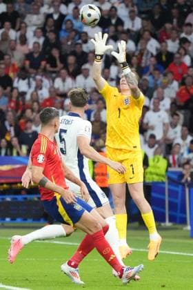 Torwart Goalie Jordan Pickford (England, 01) hält - Berlin 14.07.2024: Spanien vs. England, M51, EURO2024 Finale, Olympiastadion Berlin