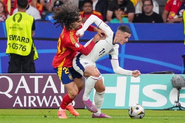 Zweikampf Phil Foden (England, 11) gegen Marc Cucurella (Spanien Spain, 24) - Berlin 14.07.2024: Spanien vs. England, M51, EURO2024 Finale, Olympiastadion Berlin