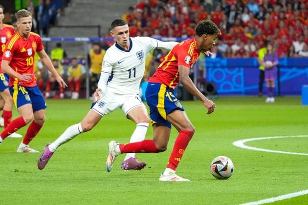 Lamine Yamal (Spanien Spain, 19) zieht an Phil Foden (England, 11) vorbei - Berlin 14.07.2024: Spanien vs. England, M51, EURO2024 Finale, Olympiastadion Berlin