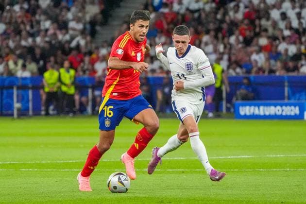 Rodri (Spanien Spain, 16) gegen Phil Foden (England, 11) - Berlin 14.07.2024: Spanien vs. England, M51, EURO2024 Finale, Olympiastadion Berlin
