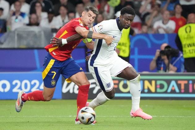 Marc Guehi (England, 06) verteidigt gegen Alvaro Morata (Spanien Spain, 07) - Berlin 14.07.2024: Spanien vs. England, M51, EURO2024 Finale, Olympiastadion Berlin