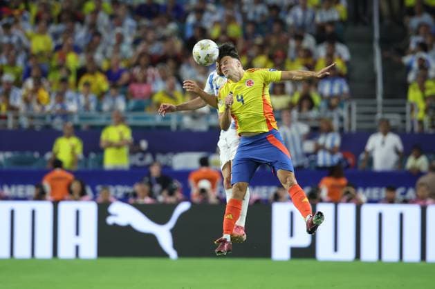 MIAMI GARDENS, FL - JULY 14: Colombia defender Santiago Arias (4) battles for a header in the second half during the Copa America Finals match between Colombia and Argentina on Sunday, July 14 2024 at Hard Rock Stadium in Miami Gardens, Fla. (Photo by Peter Joneleit Icon Sportswire) SOCCER: JUL 14 CONMEBOL Copa America - Final - Colombia v Argentina EDITORIAL USE ONLY Icon240714015
