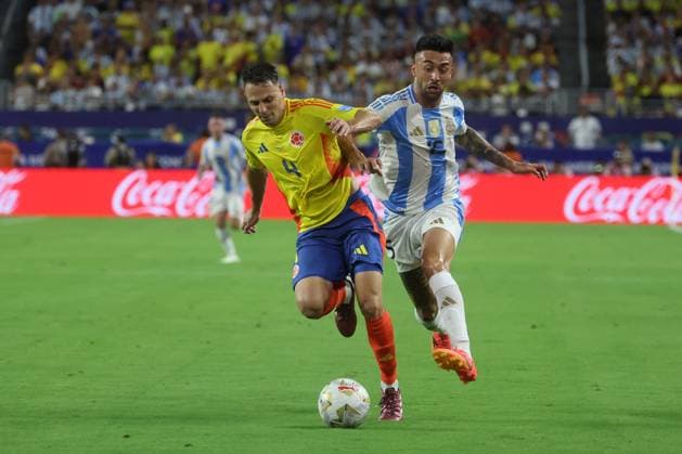 MIAMI GARDENS, FL - JULY 14: Argentina midfielder Exequiel Palacios (14) and Colombia defender Santiago Arias (4) battle for the ball in the second half during the Copa America Finals match between Colombia and Argentina on Sunday, July 14 2024 at Hard Rock Stadium in Miami Gardens, Fla. (Photo by Peter Joneleit Icon Sportswire) SOCCER: JUL 14 CONMEBOL Copa America - Final - Colombia v Argentina EDITORIAL USE ONLY Icon240714022