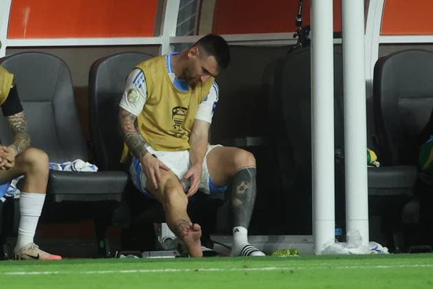 MIAMI GARDENS, FL - JULY 14: Argentina forward Lionel Messi (10) checks his ankle after injuring it in the second half during the Copa America Finals match between Colombia and Argentina on Sunday, July 14 2024 at Hard Rock Stadium in Miami Gardens, Fla. (Photo by Peter Joneleit Icon Sportswire) SOCCER: JUL 14 CONMEBOL Copa America - Final - Colombia v Argentina EDITORIAL USE ONLY Icon240714024