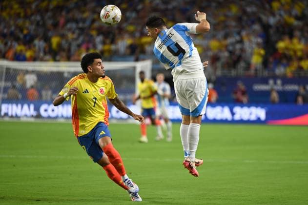 14th July 2024: Miami Gardens, Florida, USA: Gonzalo Montiel of Argentina challenges Luis D& xed;az of Colombia Copa America Finals match between Columbia and Argentina at Hard Rock Stadium in Miami Gardens, Fla.  ActionPlus12668384 RodrigoxCaillaud