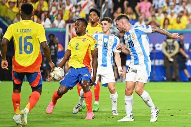 14th July 2024: Miami Gardens, Florida, USA: Alexis Mac Allister e Juli& xe1;n & xc1;lvarez of Argentina dchallenges Carlos Cuesta of Colombia during the Copa America Finals match between Columbia and Argentina at Hard Rock Stadium in Miami Gardens, Fla.  ActionPlus12668402 RodrigoxCaillaud