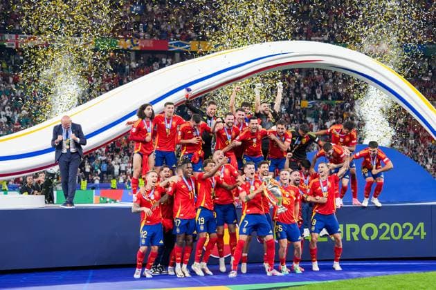 Siegesjubel Spanien über den vierten Europameistertitel, Alvaro Morata (Spanien Spain, 07) mit dem Henri Delaunay Pokal, Trainer Luis de la Fuente (Spanien Spain) steht abseits und freut sich, will den Moment aber der Mannschaft lassen - Berlin 14.07.2024: Spanien vs. England, M51, EURO2024 Finale, Olympiastadion Berlin