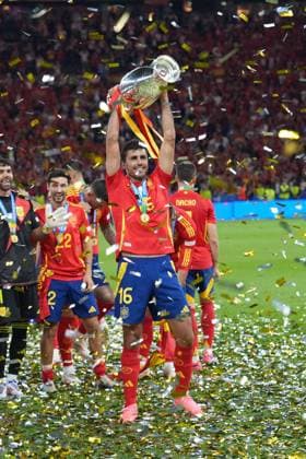 Rodri (Spanien Spain, 16) mit dem Henri Delaunay Pokal - Berlin 14.07.2024: Spanien vs. England, M51, EURO2024 Finale, Olympiastadion Berlin