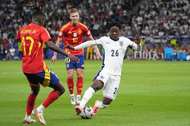Kobbie Mainoo (England, 26) gegen Nico Williams (Spanien Spain, 17) - Berlin 14.07.2024: Spanien vs. England, M51, EURO2024 Finale, Olympiastadion Berlin