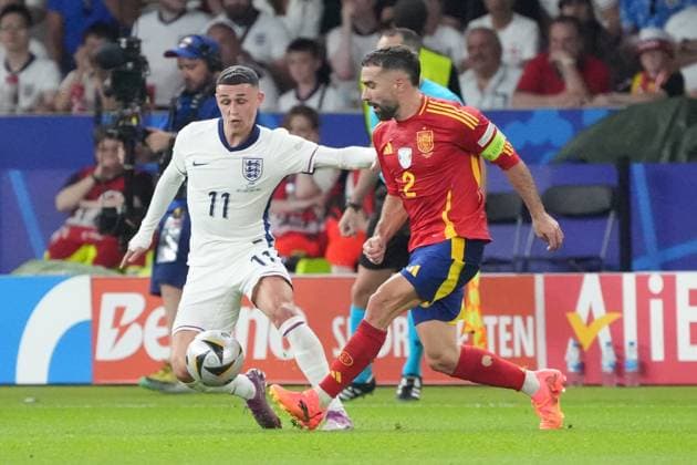 Dani Carvajal (Spanien Spain, 02) gegen Phil Foden (England, 11) - Berlin 14.07.2024: Spanien vs. England, M51, EURO2024 Finale, Olympiastadion Berlin