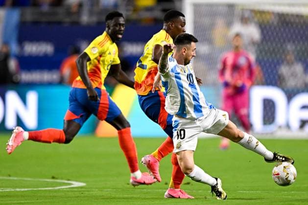 2024-07-15 Argentina v Colombia - CONMEBOL Copa America USA 2024 MIAMI GARDENS, UNITED STATES - JULY 15: Carlos Cuesta of Colombia battles for the ball with Lionel Messi of Argentina during the CONMEBOL Copa America USA 2024 match between Argentina and Colombia at Hard Rock Stadium on July 15, 2024 in Miami Gardens, United States. (Photo by Pablo Morano BSR Agency) Miami Gardens United States Content not available for redistribution in The Netherlands directly or indirectly through any third parties. Copyright: xBSRxAgencyx