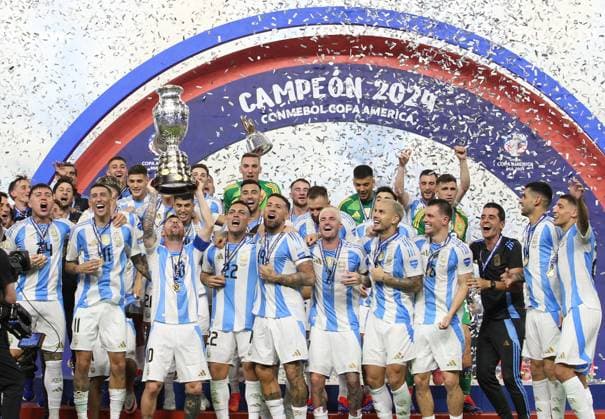 Formacion Argentina levantando la Copa. Argentina Campeon. Messi. Di Maria y Lautaro Martinez. ARGENTINA VS COLOMBIA Fecha: 15 07 2024 FINAL COPA AMERICA ESTADOS UNIDOS Copyright: xxDanielFerrarix