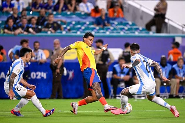 2024-07-15 Argentina v Colombia - CONMEBOL Copa America USA 2024 MIAMI GARDENS, UNITED STATES - JULY 15: Richard Rios of Colombia battles for the ball with Lisandro Martinez of Argentina and Enzo Fernandez of Argentina during the CONMEBOL Copa America USA 2024 match between Argentina and Colombia at Hard Rock Stadium on July 15, 2024 in Miami Gardens, United States. (Photo by Pablo Morano BSR Agency) Miami Gardens United States Content not available for redistribution in The Netherlands directly or indirectly through any third parties. Copyright: xBSRxAgencyx