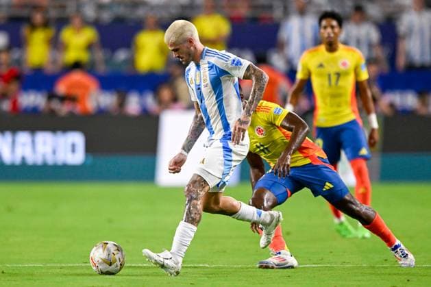 2024-07-15 Argentina v Colombia - CONMEBOL Copa America USA 2024 MIAMI GARDENS, UNITED STATES - JULY 15: Rodrigo De Paul of Argentina battles for the ball with Jhon Arias of Colombia during the CONMEBOL Copa America USA 2024 match between Argentina and Colombia at Hard Rock Stadium on July 15, 2024 in Miami Gardens, United States. (Photo by Pablo Morano BSR Agency) Miami Gardens United States Content not available for redistribution in The Netherlands directly or indirectly through any third parties. Copyright: xBSRxAgencyx