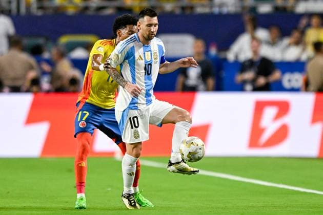 2024-07-15 Argentina v Colombia - CONMEBOL Copa America USA 2024 MIAMI GARDENS, UNITED STATES - JULY 15: Johan Mojica of Colombia battles for the ball with Lionel Messi of Argentina during the CONMEBOL Copa America USA 2024 match between Argentina and Colombia at Hard Rock Stadium on July 15, 2024 in Miami Gardens, United States. (Photo by Pablo Morano BSR Agency) Miami Gardens United States Content not available for redistribution in The Netherlands directly or indirectly through any third parties. Copyright: xBSRxAgencyx