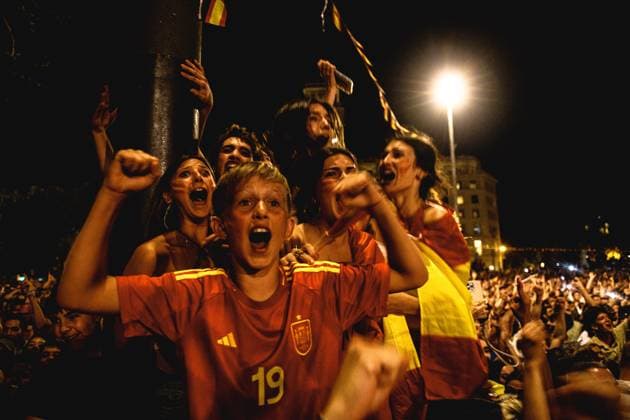 July 14, 2024, Barcelona, Catalonia, Spain: Spanish fans celebrate a goal against England in the UEFA EURO, EM, Europameisterschaft,Fussball 2024 final during a big screen event in Barcelona Barcelona Spain - ZUMAo105 0711161918st Copyright: xMatthiasxOesterlex