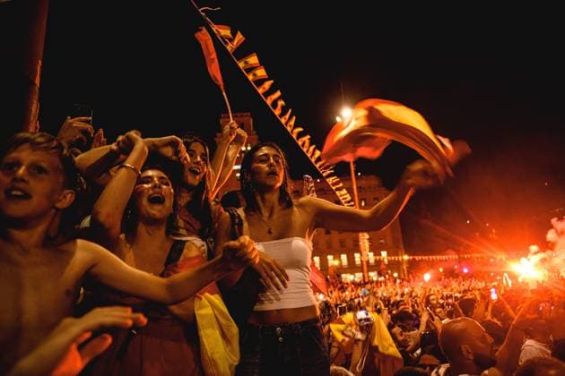 July 14, 2024, Barcelona, Catalonia, Spain: Spanish fans celebrate the victory against England in the UEFA EURO, EM, Europameisterschaft,Fussball 2024 final during a big screen event in Barcelona Barcelona Spain - ZUMAo105 0711163388st Copyright: xMatthiasxOesterlex