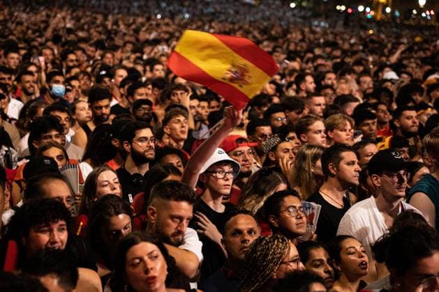 July 14, 2024, Barcelona, Barcelona, Spain: Thousands of people celebrate Spain s 2-1 victory against England in the Euro 2024 final in the center of Barcelona. Barcelona Spain - ZUMAa239 0711175754st Copyright: xMarcxAsensioxClupesx