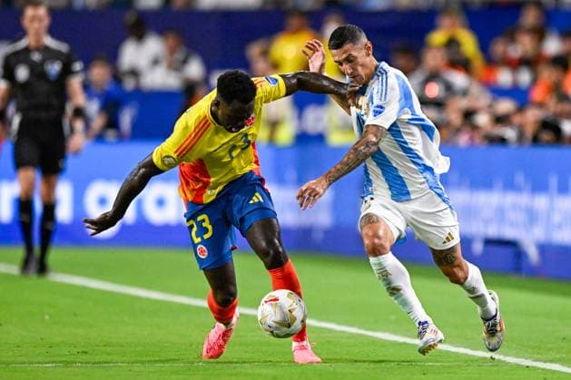 2024-07-15 Argentina v Colombia - CONMEBOL Copa America USA 2024 MIAMI GARDENS, UNITED STATES - JULY 15: Davinson Sanchez of Colombia battles for the ball with Angel Di Maria of Argentina during the CONMEBOL Copa America USA 2024 match between Argentina and Colombia at Hard Rock Stadium on July 15, 2024 in Miami Gardens, United States. (Photo by Pablo Morano BSR Agency) Miami Gardens United States Content not available for redistribution in The Netherlands directly or indirectly through any third parties. Copyright: xBSRxAgencyx
