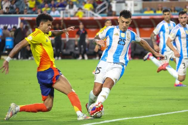 July 14, 2024, Miami, Fl, USA: Lisandro Martinez of Argentina and Luis Diaz of Colombia in the CONMEBOL Copa Amo rica 2024 Final at Hard Rock Stadium in Miami, United States, on July 14, 2024 Miami USA - ZUMAc233 0711254354st Copyright: xVanessaxCarvalhox