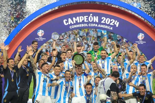July 15, 2024, Miami, Fl, USA: Lionel Messi lifts up the trophy as he celebrates winning the Conmebol 2024 Copa America tournament final football match between Argentina and Colombia at the Hard Rock Stadium, in Miami, Florida on July 14, 2024. Miami USA - ZUMAc233 0711277020st Copyright: xVanessaxCarvalhox