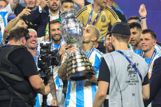 July 15, 2024, Miami, Fl, USA: Paredes lifts up the trophy as he celebrates winning the Conmebol 2024 Copa America tournament final football match between Argentina and Colombia at the Hard Rock Stadium, in Miami, Florida on July 14, 2024. Miami USA - ZUMAc233 0711283037st Copyright: xVanessaxCarvalhox