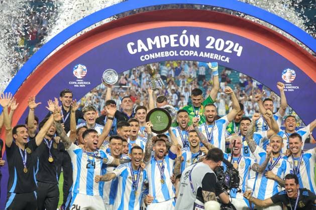July 15, 2024, Miami, Fl, USA: Lionel Messi lifts up the trophy as he celebrates winning the Conmebol 2024 Copa America tournament final football match between Argentina and Colombia at the Hard Rock Stadium, in Miami, Florida on July 14, 2024. Miami USA - ZUMAc233 0711283374st Copyright: xVanessaxCarvalhox
