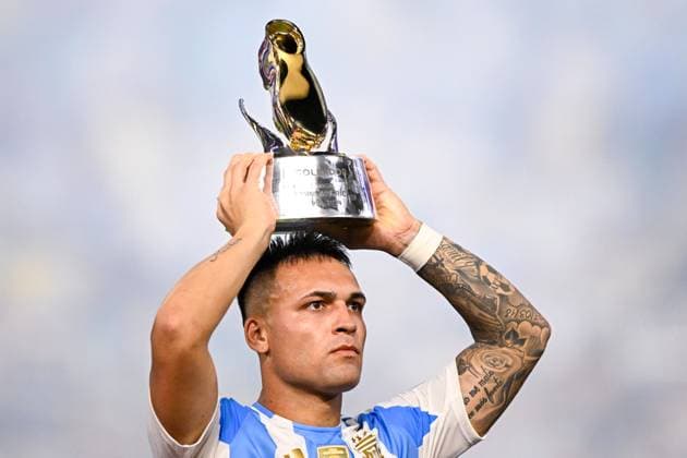 Sport Themen der Woche KW28 Sport Bilder des Tages 2024-07-15 Argentina v Colombia - CONMEBOL Copa America USA 2024 MIAMI GARDENS, UNITED STATES - JULY 15: Lautaro Martinez of Argentina with golden boot trophy during the CONMEBOL Copa America USA 2024 match between Argentina and Colombia at Hard Rock Stadium on July 15, 2024 in Miami Gardens, United States. (Photo by Pablo Morano BSR Agency) Miami Gardens United States Content not available for redistribution in The Netherlands directly or indirectly through any third parties. Copyright: xBSRxAgencyx