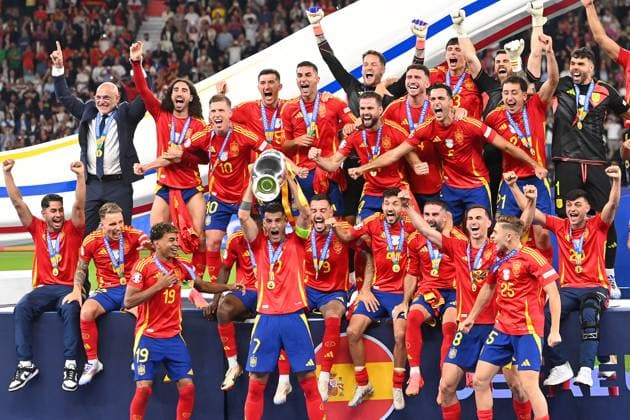 Teamfoto,Team,Mannschaft,Mannschaftsfoto, Alvaro MORATA (ESP) mit Pokal,Cup,Trophaee, Jubel,Freude,Begeisterung, Siegerehrung, FINALE Spanien (ESP) - England (ENG) 2-1 am 14.07.2024, Olympiastadion Berlin. Fussball UEFA EURO, EM, Europameisterschaft,Fussball 2024 GERMANY vom 14.06.2024 - 14.07.2024.