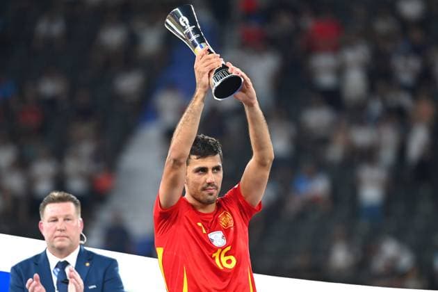 RODRI (ESP) mit Pokal,Cup,Trophaee fuer den Player of the Tournament.. FINALE Spanien (ESP) - England (ENG) 2-1 am 14.07.2024, Olympiastadion Berlin. Fussball UEFA EURO, EM, Europameisterschaft,Fussball 2024 GERMANY vom 14.06.2024 - 14.07.2024.