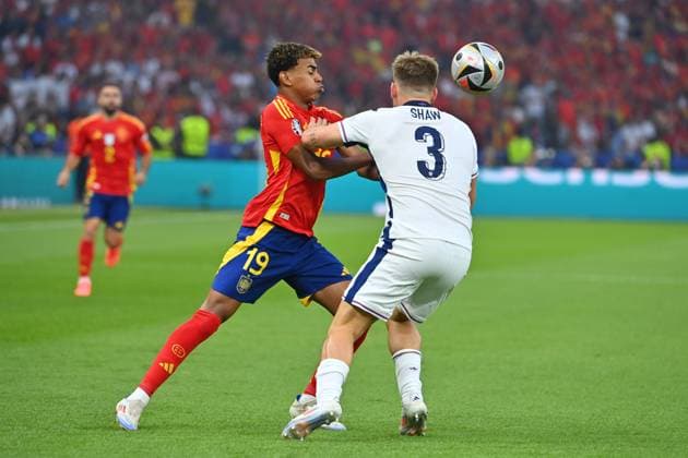 Yamal LAMINE (ESP), Aktion,Zweikampf gegen Luke SHAW (ENG). FINALE Spanien (ESP) - England (ENG) 2-1 am 14.07.2024, Olympiastadion Berlin. Fussball UEFA EURO, EM, Europameisterschaft,Fussball 2024 GERMANY vom 14.06.2024 - 14.07.2024.
