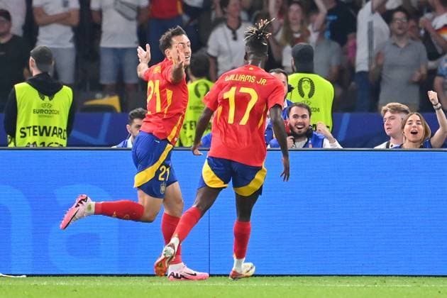 Torjubel Mikel OYARZABAL (ESP) nach Tor zum 2-1 mit Nico WILLIAMS (ESP),Jubel,Freude,Begeisterung, Aktion. FINALE Spanien (ESP) - England (ENG) 2-1 am 14.07.2024, Olympiastadion Berlin. Fussball UEFA EURO, EM, Europameisterschaft,Fussball 2024 GERMANY vom 14.06.2024 - 14.07.2024.