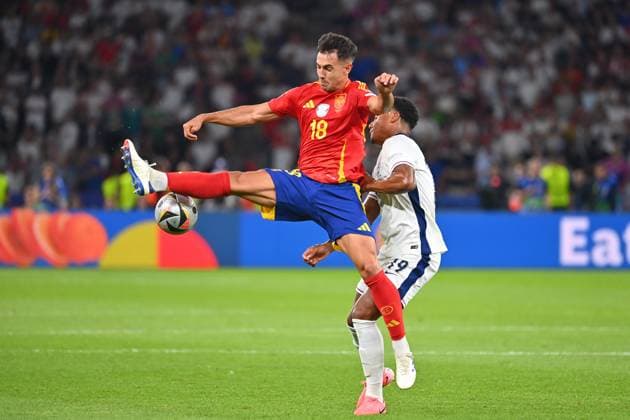 Martin ZUBIMENDI (ESP), Aktion,Zweikampf gegen Ollie WATKINS (ENG). FINALE Spanien (ESP) - England (ENG) 2-1 am 14.07.2024, Olympiastadion Berlin. Fussball UEFA EURO, EM, Europameisterschaft,Fussball 2024 GERMANY vom 14.06.2024 - 14.07.2024.