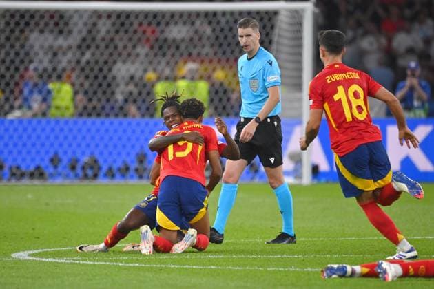 Schlussjubel Nico WILLIAMS (ESP) mit Yamal LAMINE (ESP), Jubel,Freude,Begeisterung, Aktion,Schiedsrichter Francois LETEXIER, Martin ZUBIMENDI (ESP), FINALE Spanien (ESP) - England (ENG) 2-1 am 14.07.2024, Olympiastadion Berlin. Fussball UEFA EURO, EM, Europameisterschaft,Fussball 2024 GERMANY vom 14.06.2024 - 14.07.2024.