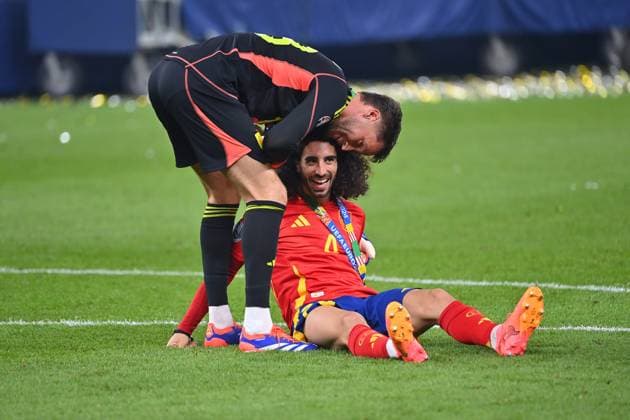 TORWART Unai SIMON (ESP) mit Marc CUCURELLA (ESP) nach Siegerehrung, Jubel,Freude,Begeisterung, FINALE Spanien (ESP) - England (ENG) 2-1 am 14.07.2024, Olympiastadion Berlin. Fussball UEFA EURO, EM, Europameisterschaft,Fussball 2024 GERMANY vom 14.06.2024 - 14.07.2024.