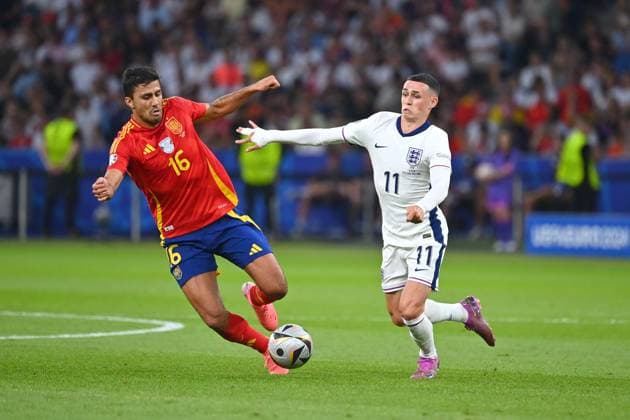 v.li:RODRI (ESP), Aktion,Zweikampf gegen Phil FODEN (ENG). FINALE Spanien (ESP) - England (ENG) 2-1 am 14.07.2024, Olympiastadion Berlin. Fussball UEFA EURO, EM, Europameisterschaft,Fussball 2024 GERMANY vom 14.06.2024 - 14.07.2024.