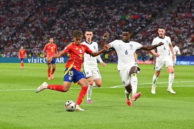 Yamal LAMINE (ESP), Aktion,Zweikampf gegen Marc GUEHI (ENG). FINALE Spanien (ESP) - England (ENG) 2-1 am 14.07.2024, Olympiastadion Berlin. Fussball UEFA EURO, EM, Europameisterschaft,Fussball 2024 GERMANY vom 14.06.2024 - 14.07.2024.