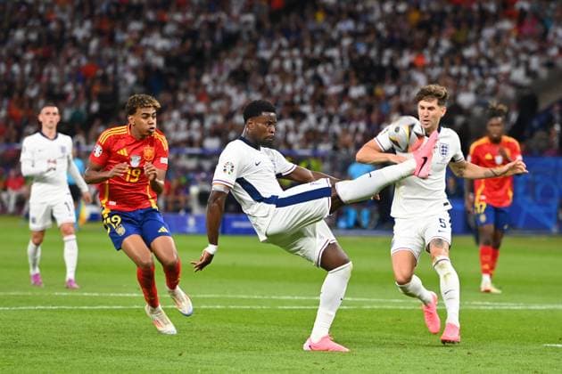 Marc GUEHI (ENG) am Ball, li:Yamal LAMINE (ESP), re:John STONES (ENG) , Aktion. FINALE Spanien (ESP) - England (ENG) 2-1 am 14.07.2024, Olympiastadion Berlin. Fussball UEFA EURO, EM, Europameisterschaft,Fussball 2024 GERMANY vom 14.06.2024 - 14.07.2024.