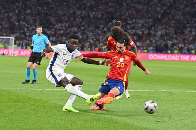 Bukayo SAKA (ENG) , Aktion,Zweikampf gegen Marc CUCURELLA (ESP). FINALE Spanien (ESP) - England (ENG) 2-1 am 14.07.2024, Olympiastadion Berlin. Fussball UEFA EURO, EM, Europameisterschaft,Fussball 2024 GERMANY vom 14.06.2024 - 14.07.2024.
