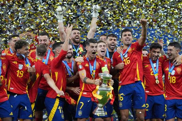 Siegesjubel Spanien um Alvaro Morata (Spanien Spain, 07) mit dem Henri Delaunay Pokal - Berlin 14.07.2024: Spanien vs. England, M51, EURO2024 Finale, Olympiastadion Berlin
