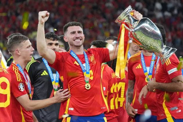 Siegesjubel Spanien um Aymeric Laporte (Spanien Spain, 14)mit dem Henri Delaunay Pokal - Berlin 14.07.2024: Spanien vs. England, M51, EURO2024 Finale, Olympiastadion Berlin